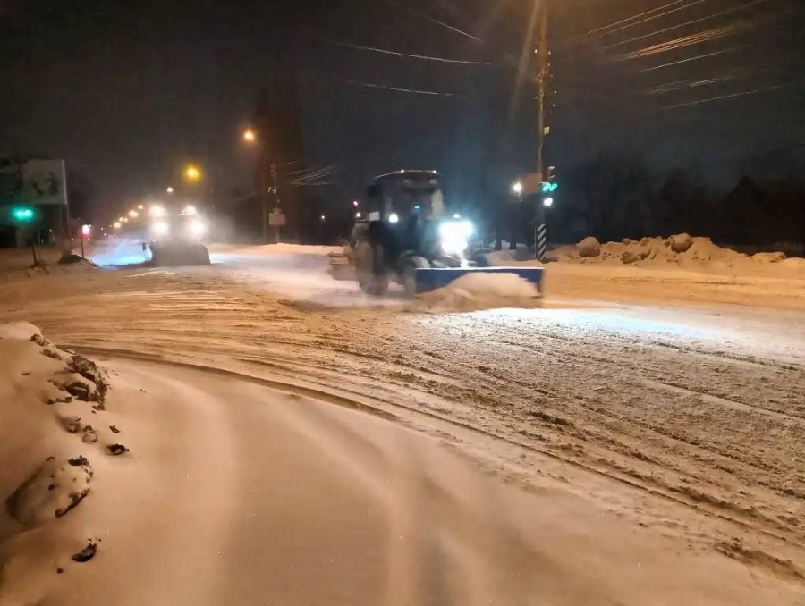В Саратове всю ночь в усиленном режиме убирали снег