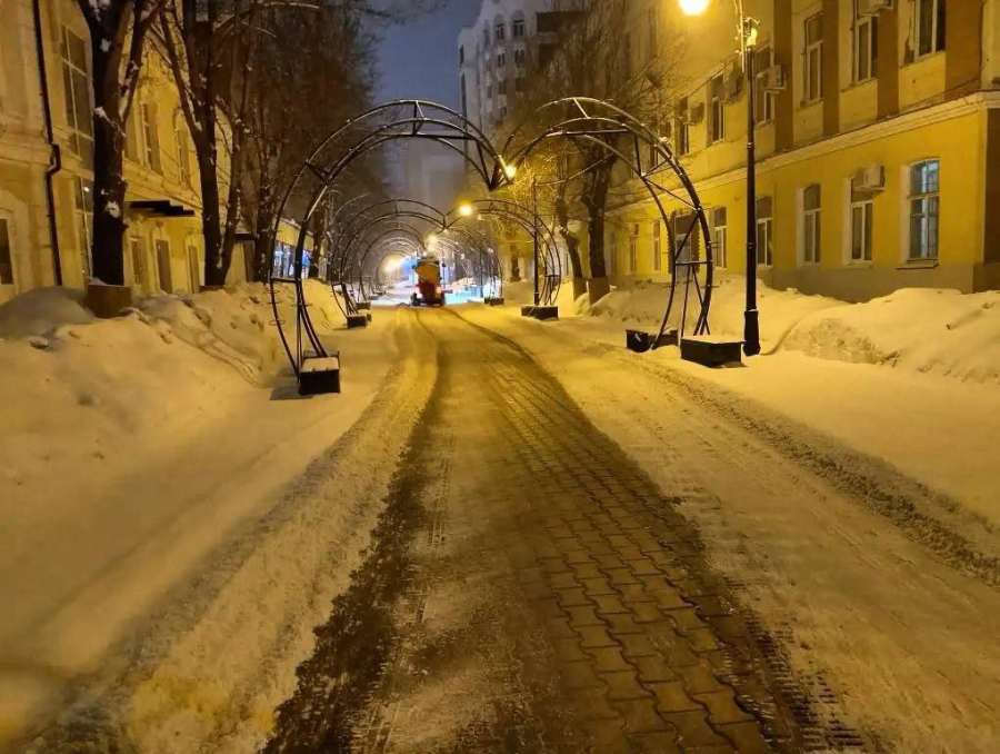 В Саратове всю ночь в усиленном режиме убирали снег