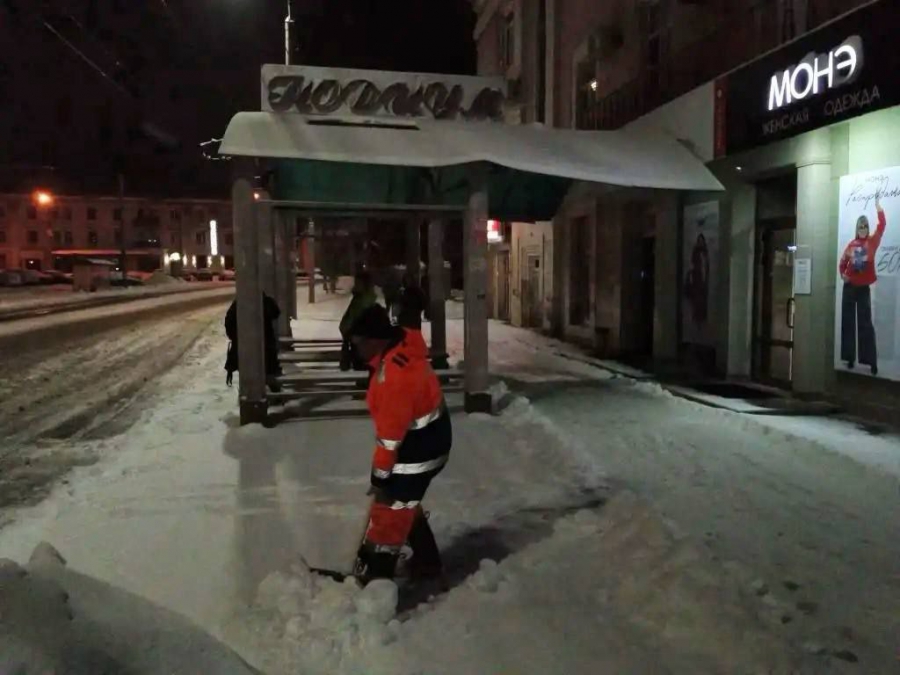 В Саратове всю ночь в усиленном режиме убирали снег