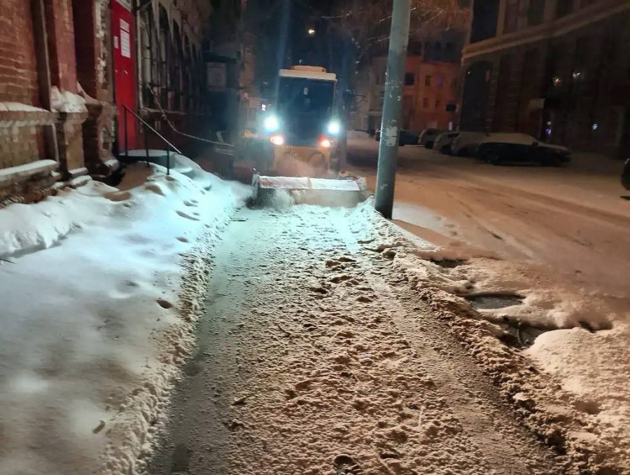 В Саратове всю ночь в усиленном режиме убирали снег