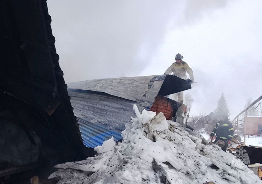 В Приволжском на пожаре в гараже пострадали двое мужчин