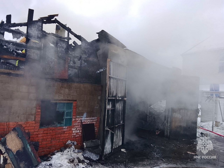 В Приволжском на пожаре в гараже пострадали двое мужчин