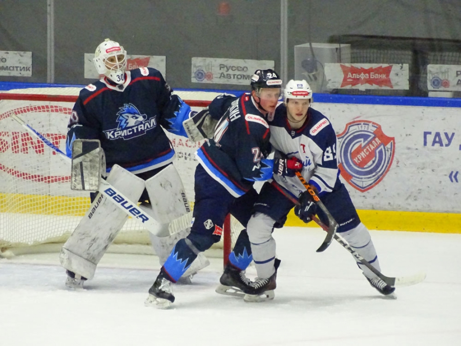 «Кристалл» дома забил 7 шайб и выиграл у нижегородцев