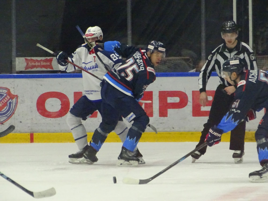 «Кристалл» дома забил 7 шайб и выиграл у нижегородцев