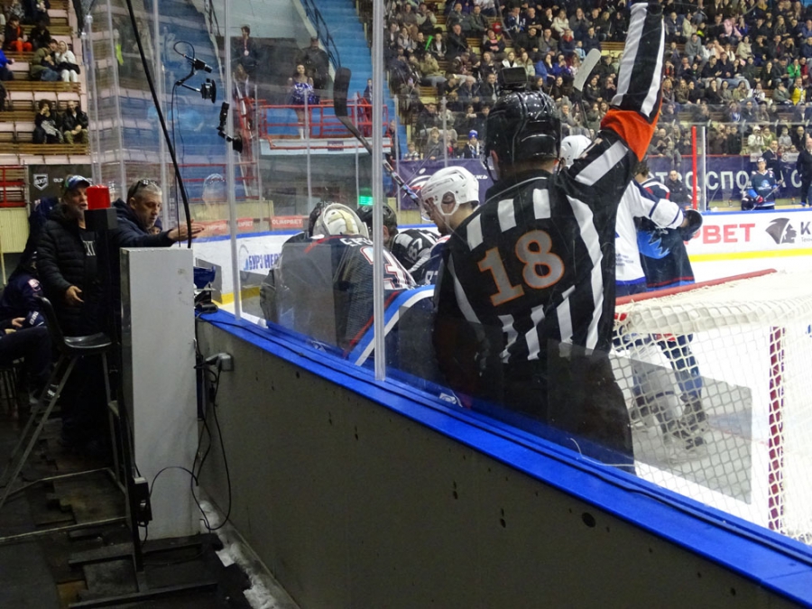 «Кристалл» дома забил 7 шайб и выиграл у нижегородцев