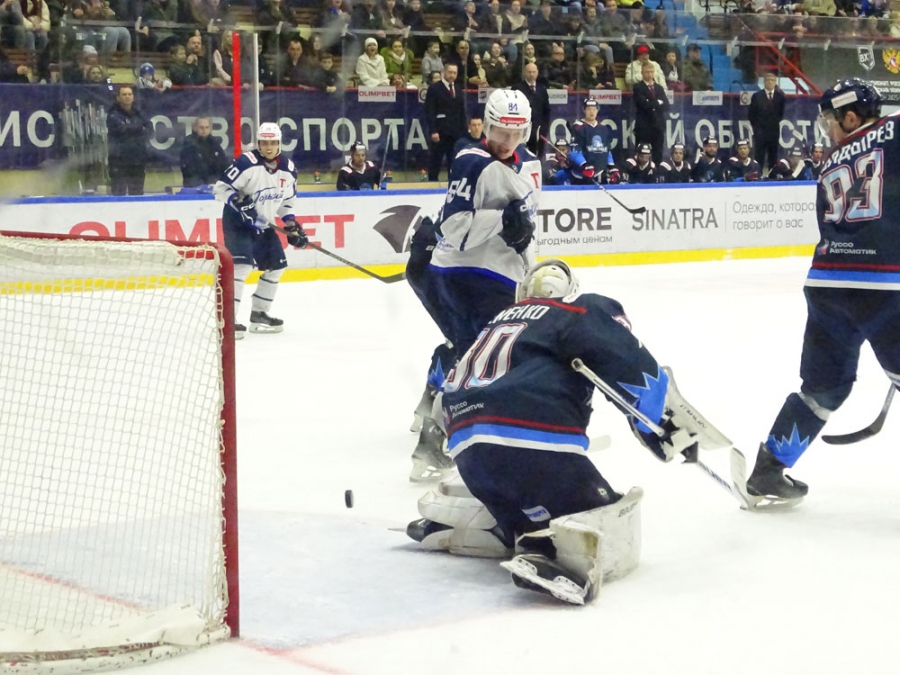 «Кристалл» дома забил 7 шайб и выиграл у нижегородцев