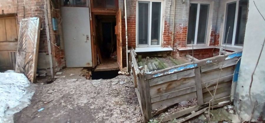 После обрушения подвала в доме в центре Саратова завели уголовное дело
