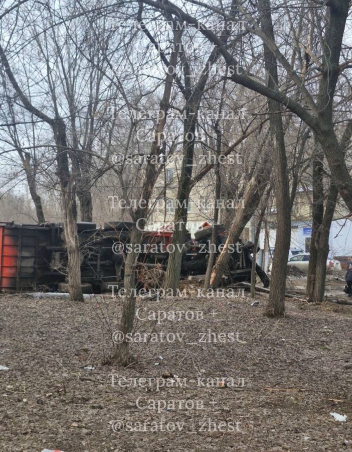 Мусоровоз «КамАЗ» в Елшанке наехал на дерево и перевернулся