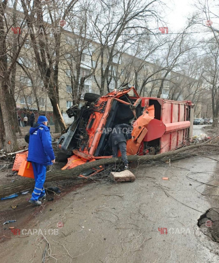 Мусоровоз «КамАЗ» в Елшанке наехал на дерево и перевернулся