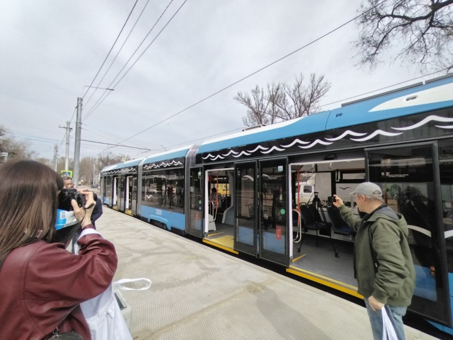 Саратовцам показали новые трехсекционные трамваи «Витязь-М» на маршруте №3