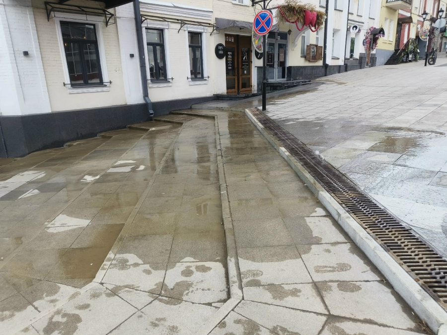 Улицу Волжскую затапливает из-за коммунальной аварии