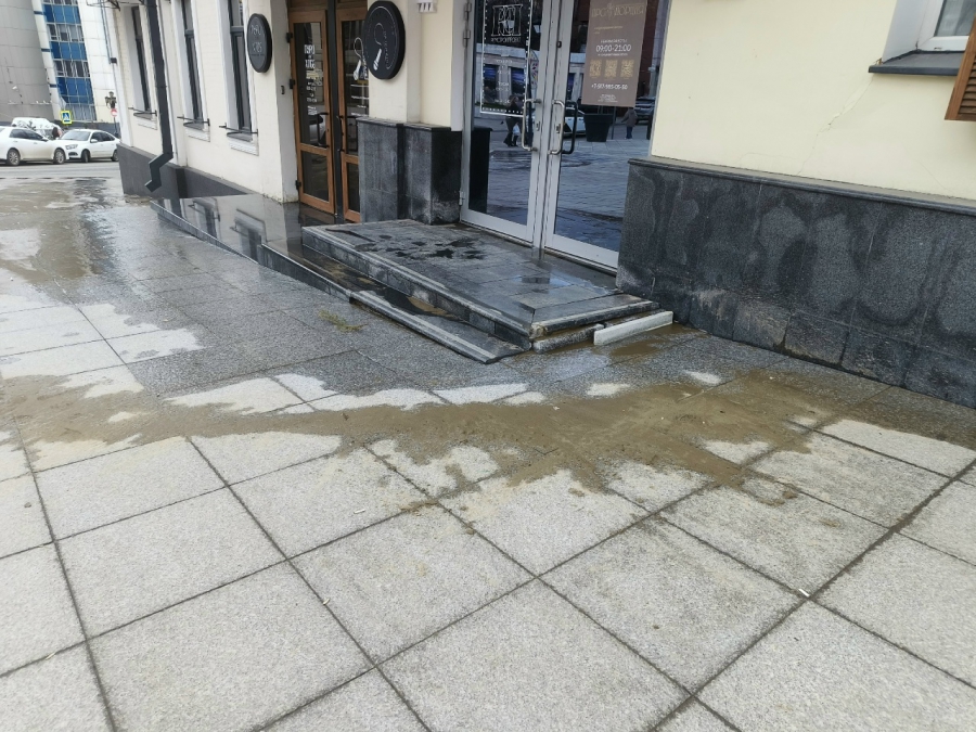 Улицу Волжскую затапливает из-за коммунальной аварии