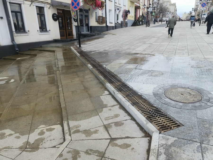 Улицу Волжскую затапливает из-за коммунальной аварии