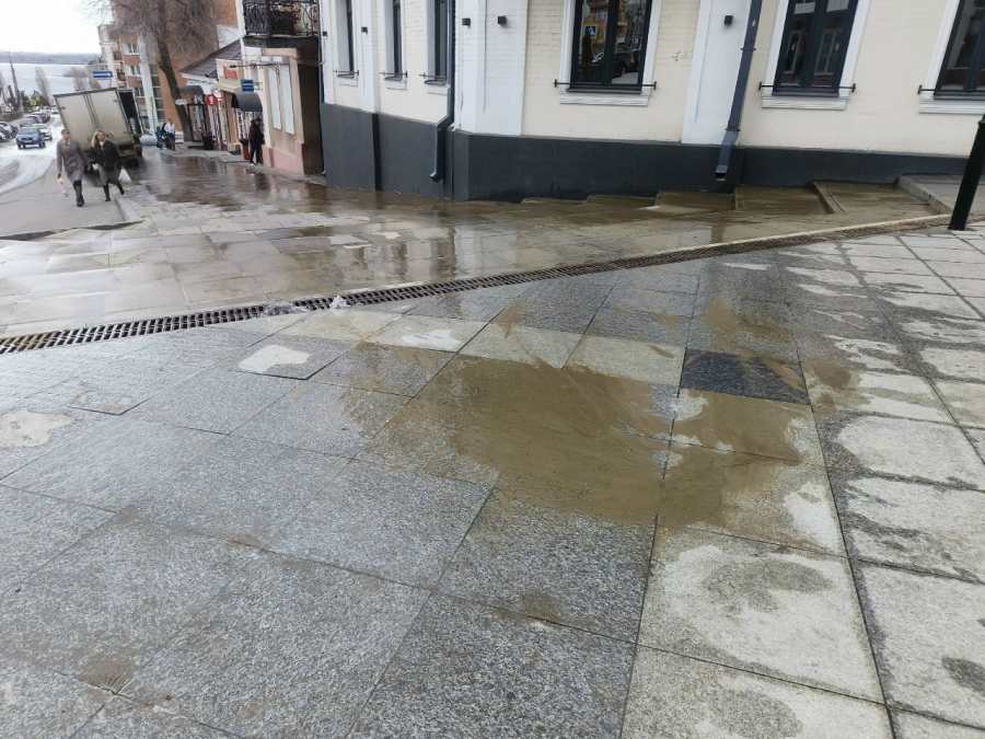 Улицу Волжскую затапливает из-за коммунальной аварии