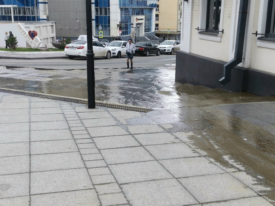 Улицу Волжскую затапливает из-за коммунальной аварии