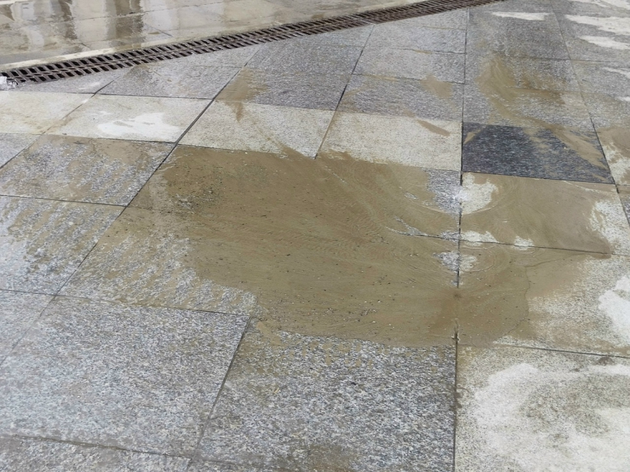 Улицу Волжскую затапливает из-за коммунальной аварии