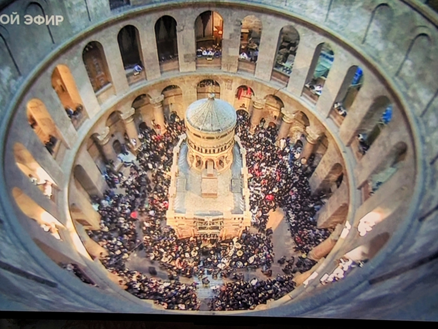 Благодатный огонь сошел в храм Гроба Господня