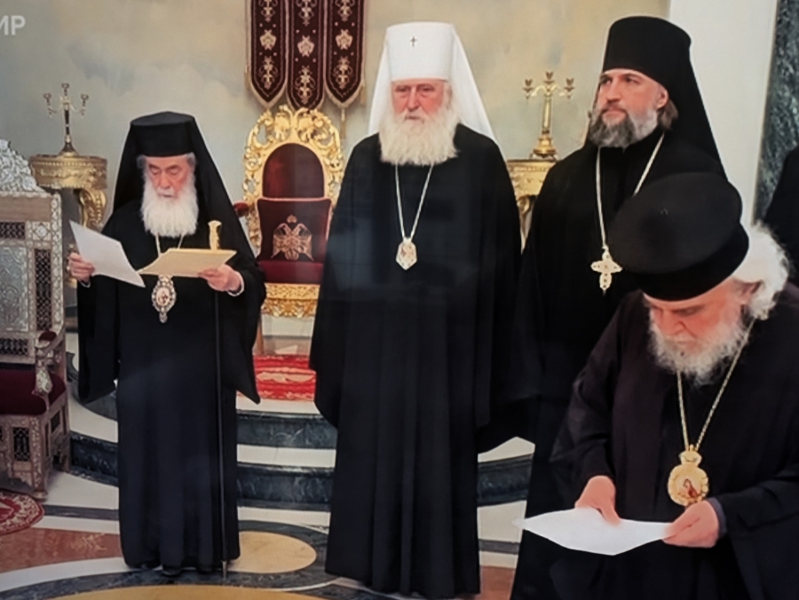 Благодатный огонь сошел в храм Гроба Господня