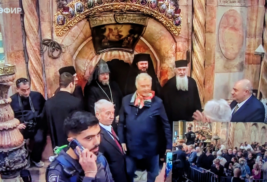 Благодатный огонь сошел в храм Гроба Господня