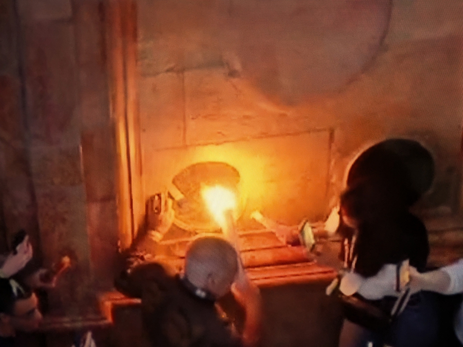 Благодатный огонь сошел в храм Гроба Господня