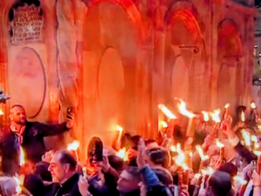 Благодатный огонь сошел в храм Гроба Господня