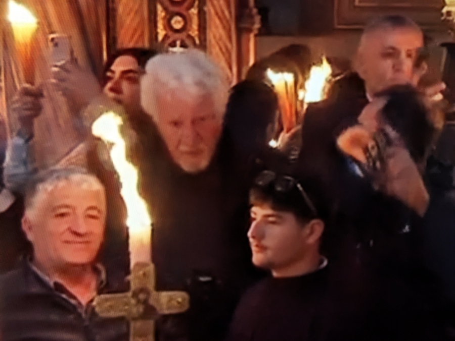 Благодатный огонь сошел в храм Гроба Господня