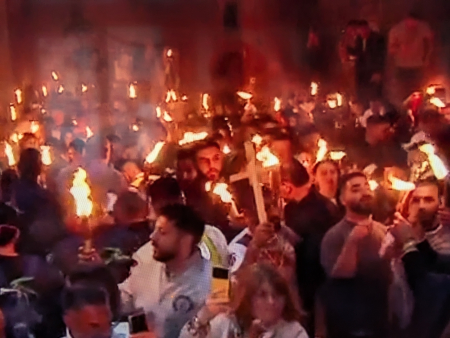 Благодатный огонь сошел в храм Гроба Господня