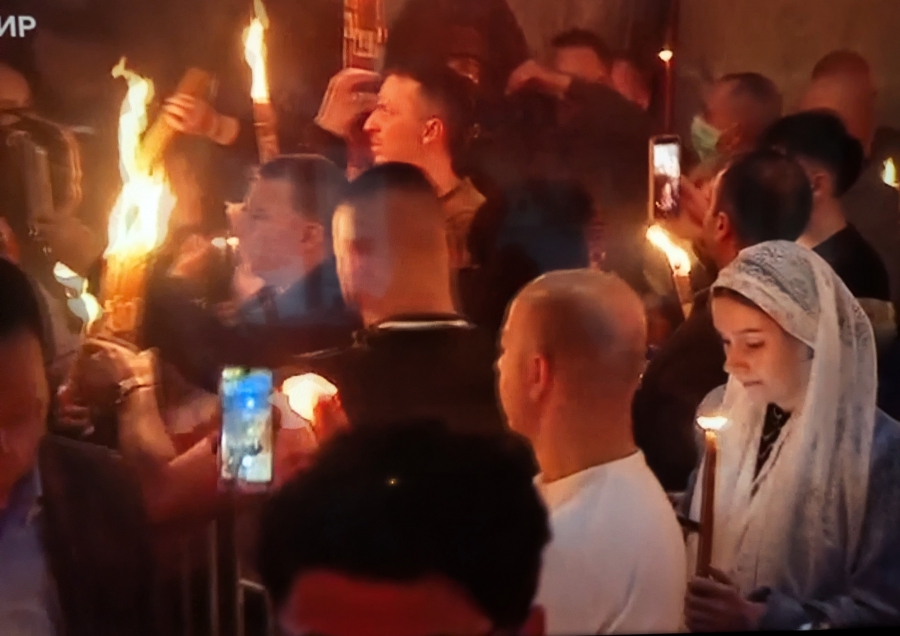 Благодатный огонь сошел в храм Гроба Господня