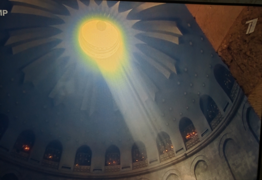 Благодатный огонь сошел в храм Гроба Господня