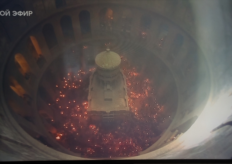 Благодатный огонь сошел в храм Гроба Господня