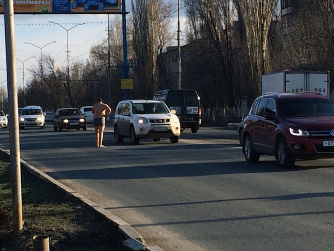 Полуголый саратовец мешает машинам на проспекте Строителей