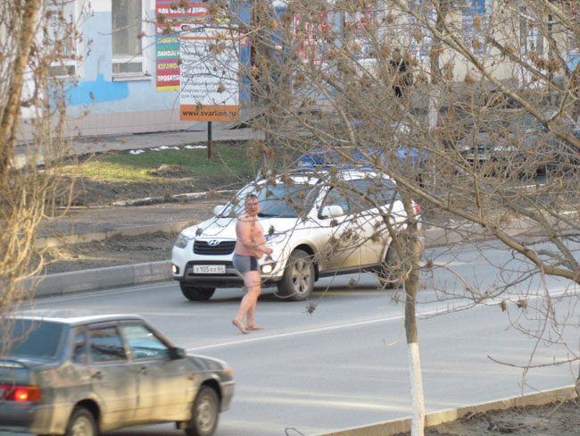Полуголый саратовец мешает машинам на проспекте Строителей