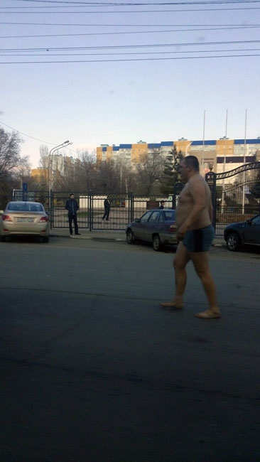 Полуголый саратовец мешает машинам на проспекте Строителей