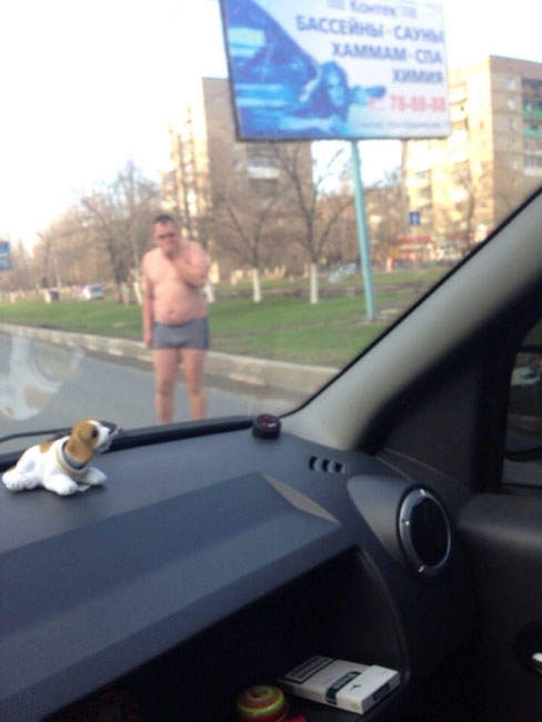 Полуголый саратовец мешает машинам на проспекте Строителей