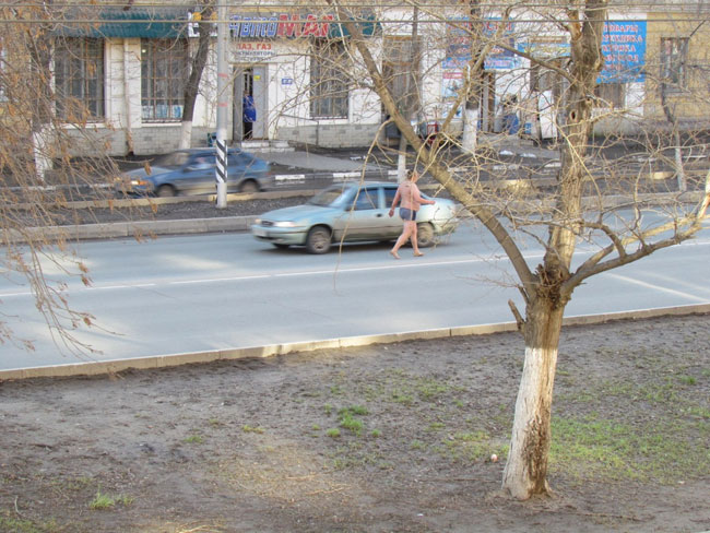 Полуголый саратовец мешает машинам на проспекте Строителей