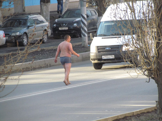 Полуголый саратовец мешает машинам на проспекте Строителей