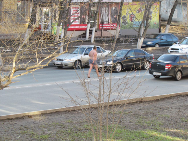 Полуголый саратовец мешает машинам на проспекте Строителей