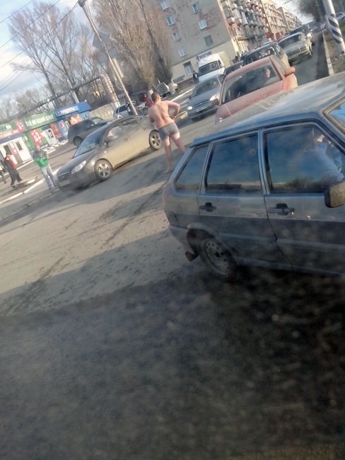 Полуголый саратовец мешает машинам на проспекте Строителей