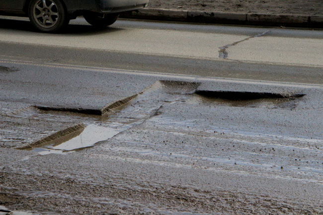 Жители Заводского района стоят в пробках из-за «заброшенного» ямочного ремонта