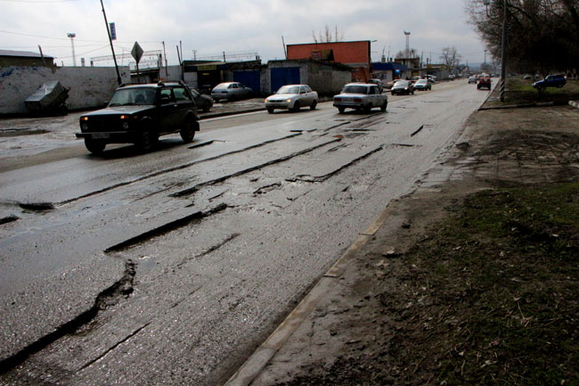 Жители Заводского района стоят в пробках из-за «заброшенного» ямочного ремонта