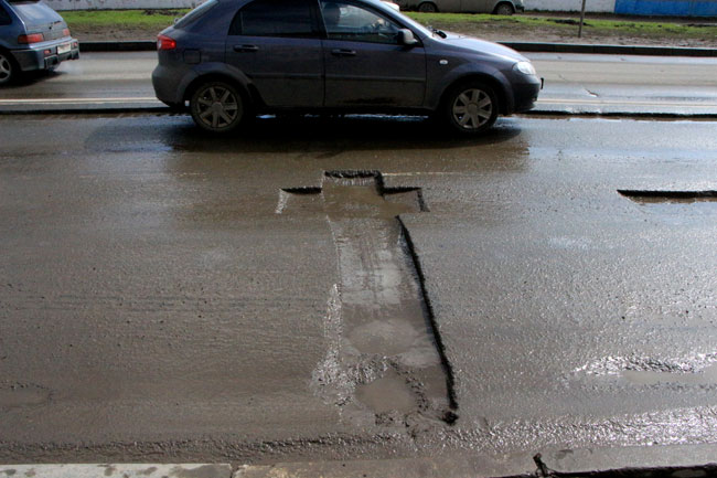 Жители Заводского района стоят в пробках из-за «заброшенного» ямочного ремонта