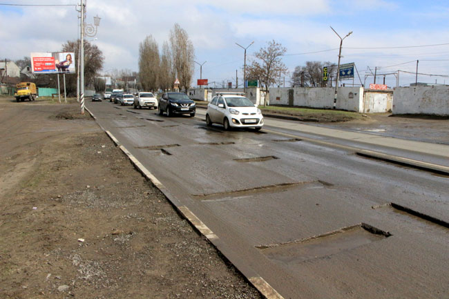 Жители Заводского района стоят в пробках из-за «заброшенного» ямочного ремонта