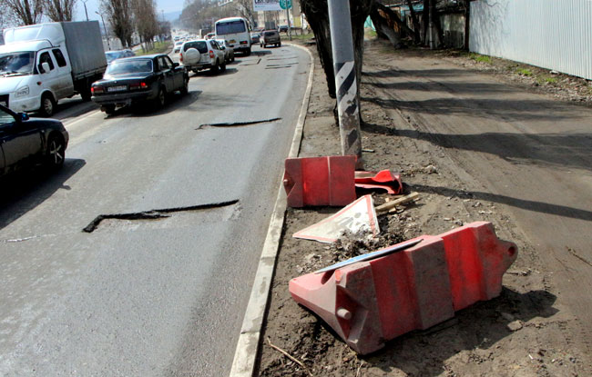 Жители Заводского района стоят в пробках из-за «заброшенного» ямочного ремонта