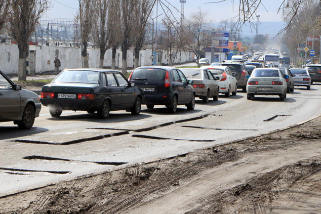 Жители Заводского района стоят в пробках из-за «заброшенного» ямочного ремонта