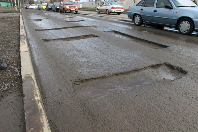 Жители Заводского района стоят в пробках из-за «заброшенного» ямочного ремонта