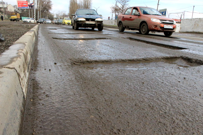 Жители Заводского района стоят в пробках из-за «заброшенного» ямочного ремонта