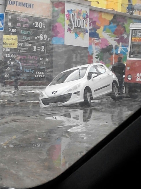 У Детского парка «Пежо» угодил в яму. Остановлено движение трамваев