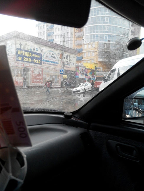 У Детского парка «Пежо» угодил в яму. Остановлено движение трамваев