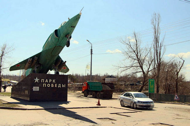 Работники областного правительства провели субботник в Парке Победы