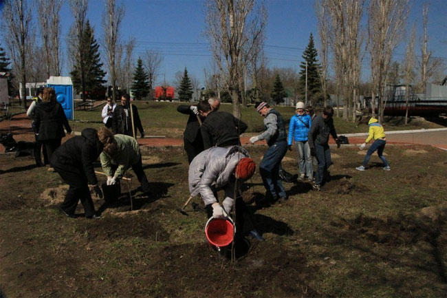 Работники областного правительства провели субботник в Парке Победы